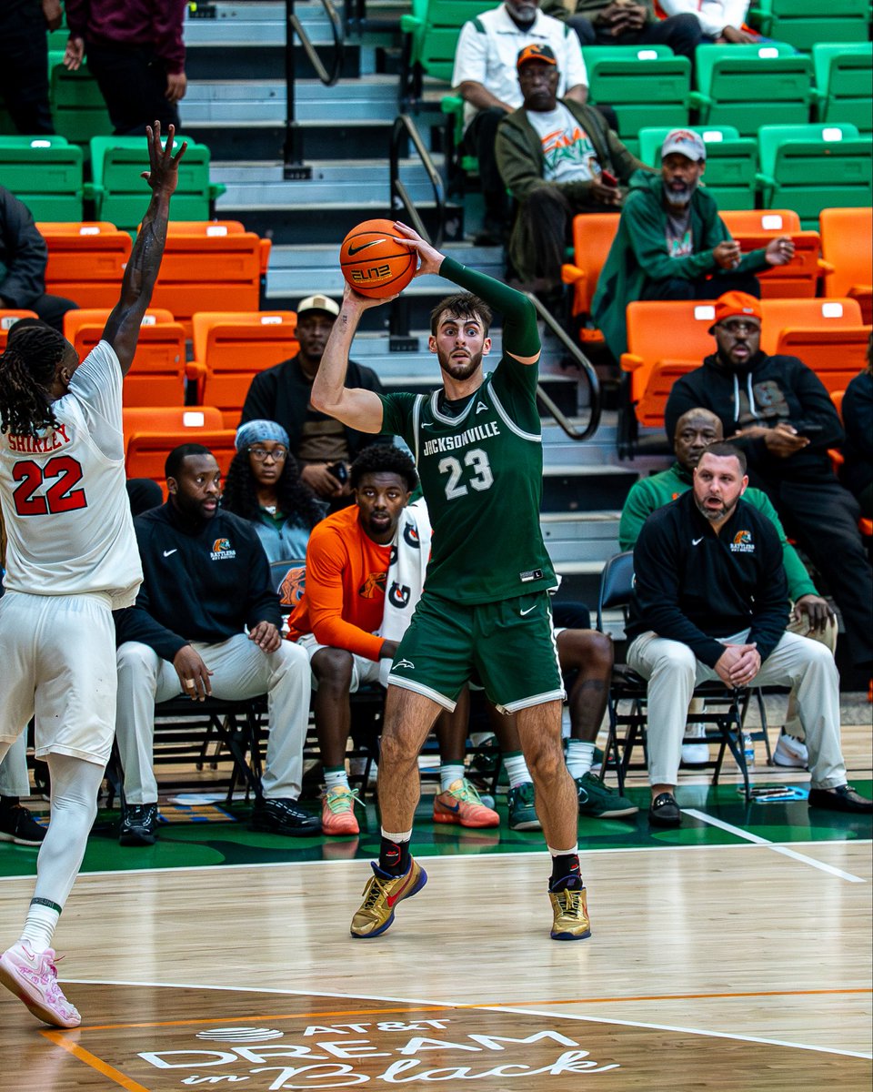 JAX_MBB's tweet image. Fighting at the half 📸🏀

#TRUE X #JUPhinsUp