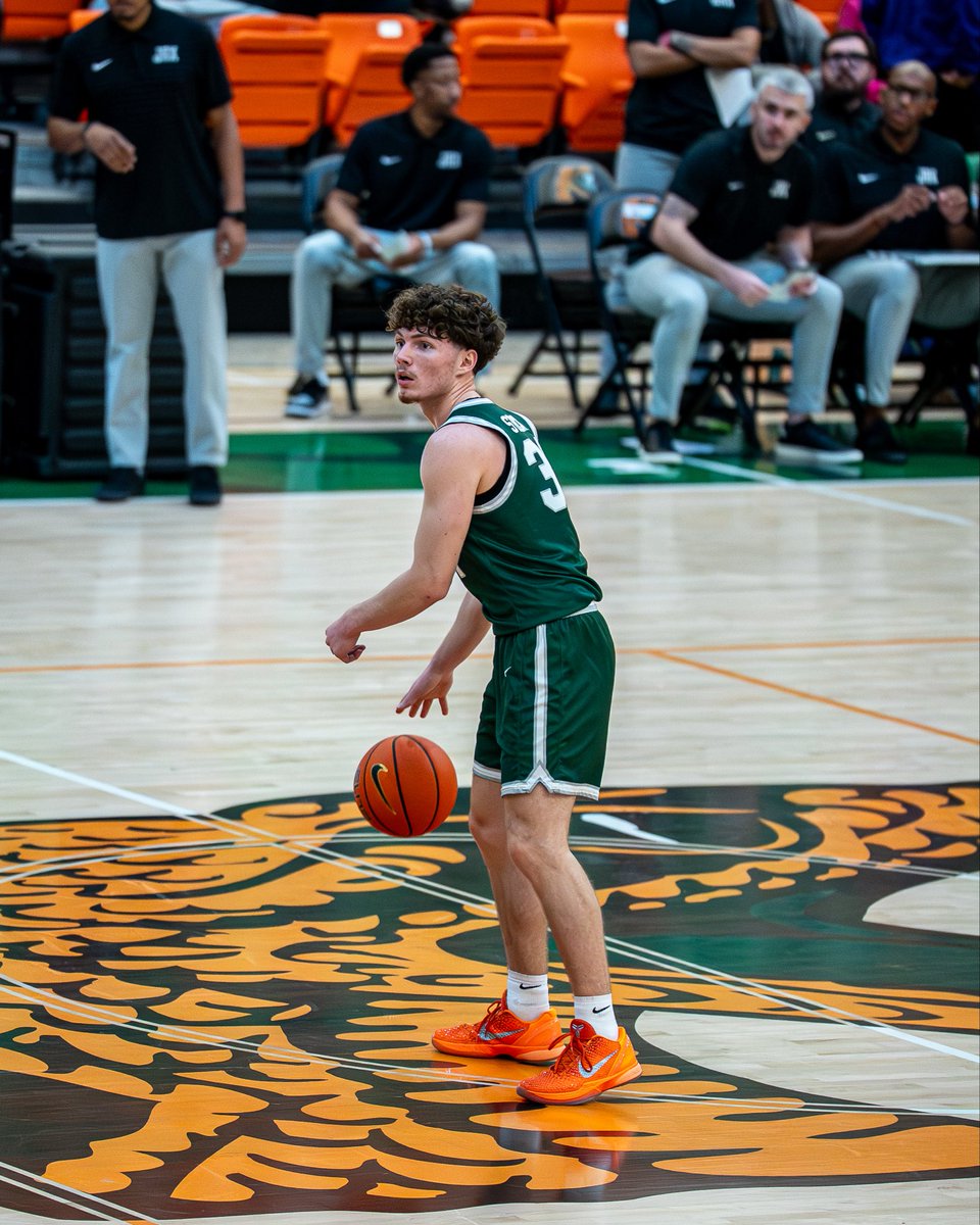 JAX_MBB's tweet image. Fighting at the half 📸🏀

#TRUE X #JUPhinsUp