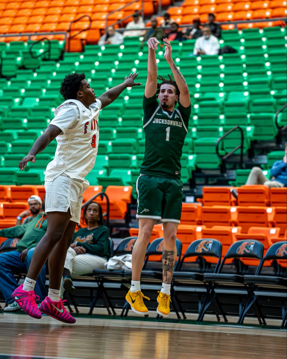 JAX_MBB's tweet image. Fighting at the half 📸🏀

#TRUE X #JUPhinsUp