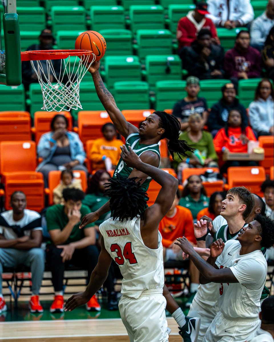 JAX_MBB's tweet image. Fighting at the half 📸🏀

#TRUE X #JUPhinsUp