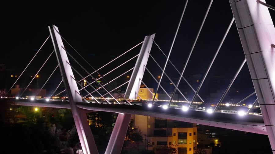 بالصور .. أمانة عمّان تنجز تجديد إنارة جسر عبدون لتعزيز الهوية البصرية والمشهد الحضري ليلا 