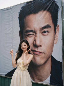 快来跟你喜欢的明星大海报合影！可玩性巨高！有女友老婆前女友的也可以给他们送上一份惊喜

只需提供如下参数 + 你的照片
{STAR_NAME}: Jim Carrey
{STAR_EXPRESSION