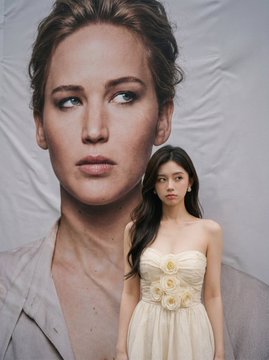 快来跟你喜欢的明星大海报合影！可玩性巨高！有女友老婆前女友的也可以给他们送上一份惊喜

只需提供如下参数 + 你的照片
{STAR_NAME}: Jim Carrey
{STAR_EXPRESSION