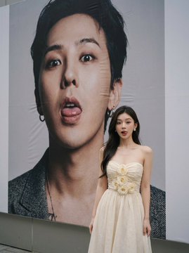 快来跟你喜欢的明星大海报合影！可玩性巨高！有女友老婆前女友的也可以给他们送上一份惊喜

只需提供如下参数 + 你的照片
{STAR_NAME}: Jim Carrey
{STAR_EXPRESSION