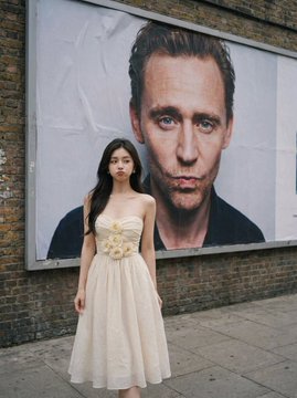 快来跟你喜欢的明星大海报合影！可玩性巨高！有女友老婆前女友的也可以给他们送上一份惊喜

只需提供如下参数 + 你的照片
{STAR_NAME}: Jim Carrey
{STAR_EXPRESSION