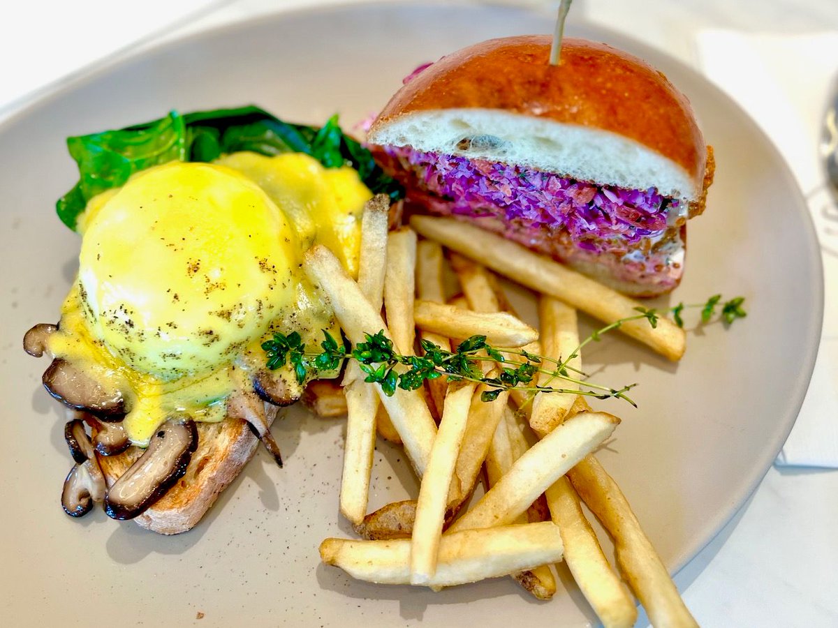 #NY に行けなくても♪表参道で”NYの朝食の贅沢を” #エッグベネディクト や #パンケーキ、#フレンチトースト とどれも美味＆ボリュームたっぷり。オールデイ楽しめます！ ↓ メニューなどくわしくはこちら #WLIFE
wlifejapan.com/2025/12/18/sar…