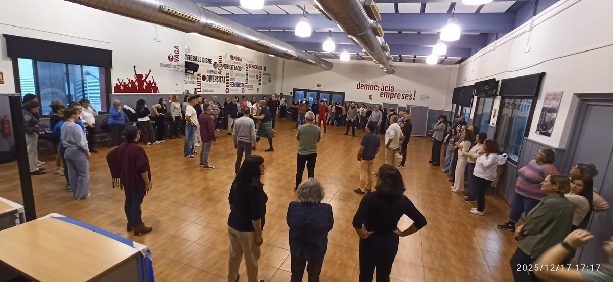 CfaCornella's tweet photo. Jornada inoblidable amb l’#ScottishDancing!! 😍 L’alumnat dels grups que estudien Anglès a l’escola ha gaudit d’una activitat on s’hi ha barrejat ball, anglès, xurros amb xocolata, i sobre tot, tones de bon humor!! Gràcies, @ccoo_bll_apag per deixar-nos l'Auditori! @educaciocat https://t.co/hXMh4zAxlo