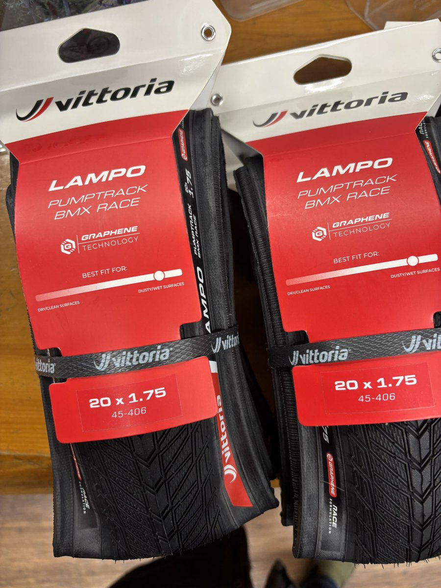 ogwcycle's tweet image. vittriaのBMXレーサー用タイヤvelocheとlampoが入荷しました。
vittriaプロデュースのBMX用タイヤは久々です。GEAXブランドの時以来ではないでしょうか。
いずれも20×1.75 ¥9,350