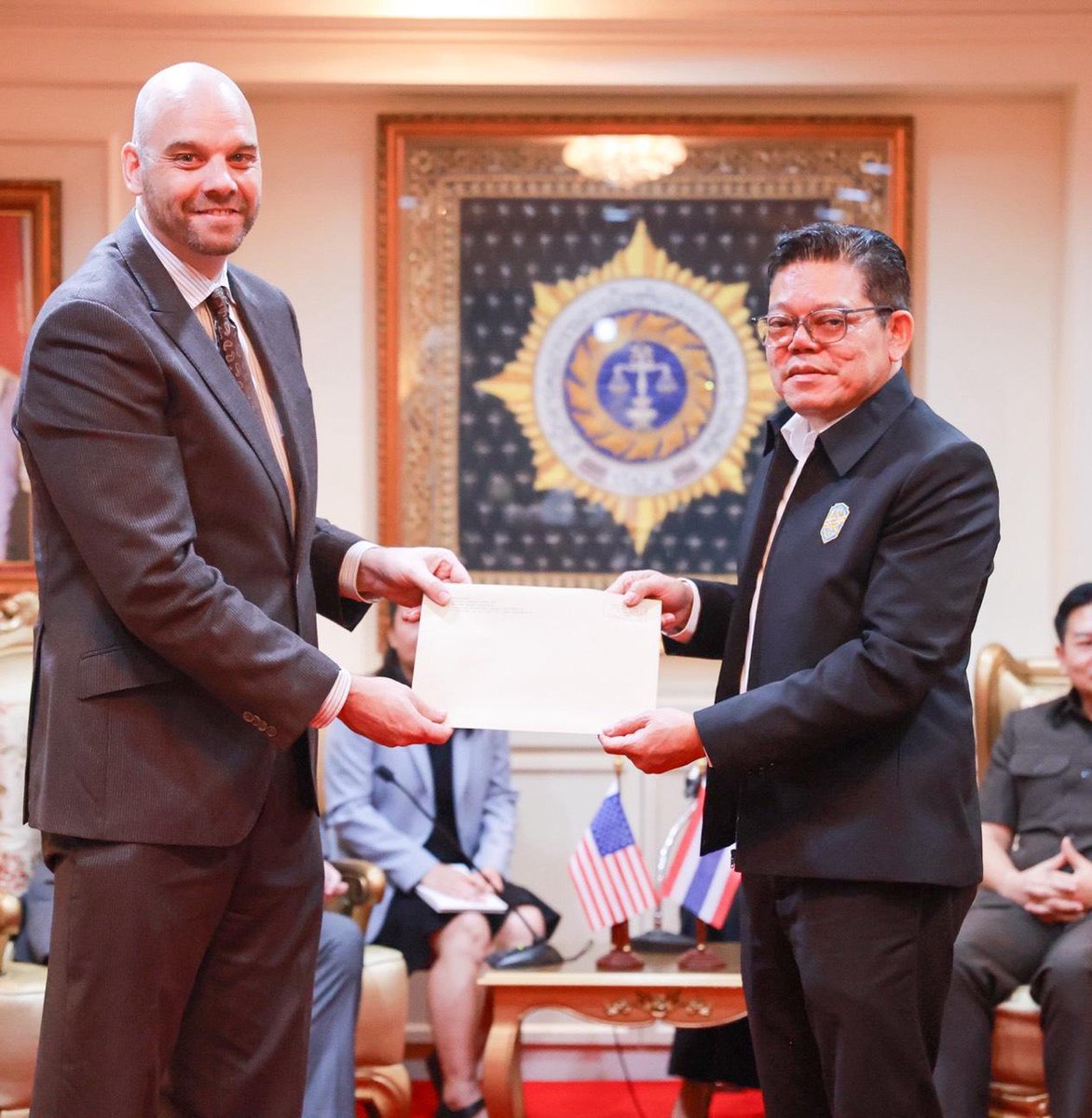 เมื่อวันพุธที่ 17 ธันวาคม 2568 ที่ผ่านมา พันตำรวจตรี สุริยา  สิงหกมล เลขาธิการ ป.ป.ส. เป็นประธานให้การต้อนรับและหารือข้อราชการกับคณะผู้แทนจากสำนักงานปราบปรามยาเสพติด สหรัฐอเมริกา (Drug Enforcement Administration: DEA)

อ่านเพิ่มเติมได้ที่ : facebook.com/share/p/1AarnA…