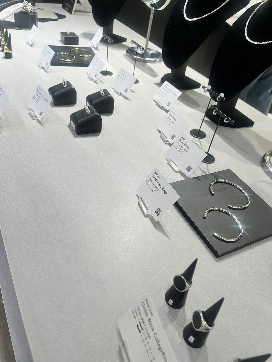 mmaaririnn2016's tweet image. 皆様、指輪とか試着してらっしゃいますね😊
#JeRagen 
#popupstore