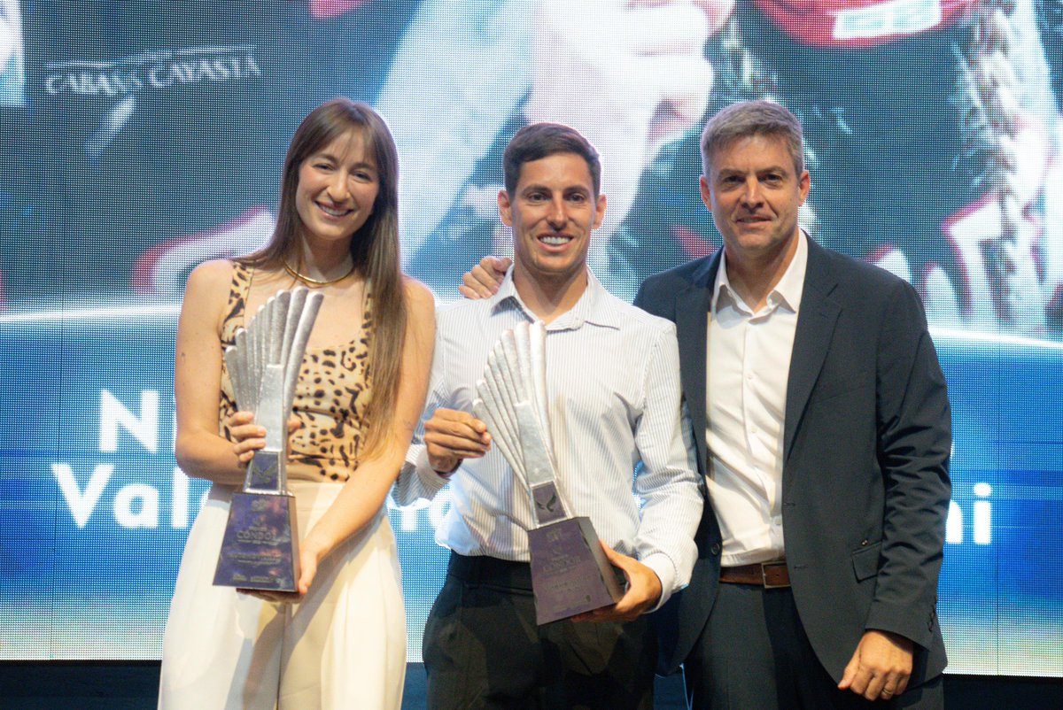 miguelsiciliano's tweet photo. ¡25 AÑOS DE LOS PREMIOS CÓNDOR!

El deporte cordobés tuvo su fiesta, y fue una muy especial, ya que nuestros #PremiosCóndor cumplieron sus bodas de plata. Son 25 años de este reconocimiento que acompaña a las distintas disciplinas que se practican en nuestra provincia, destacando el esfuerzo y el talento de los deportistas cordobeses.

Quiero mencionar que este año el Cóndor de Oro lo ganaron Nicolás Cavigliasso y Valentina Pertegarini, mientras que el Cóndor de la Gente fue para Marco Dianda ¡Mis felicitaciones a tod@s! El #deporte no solo nos inspira, también nos une y enorgullece.