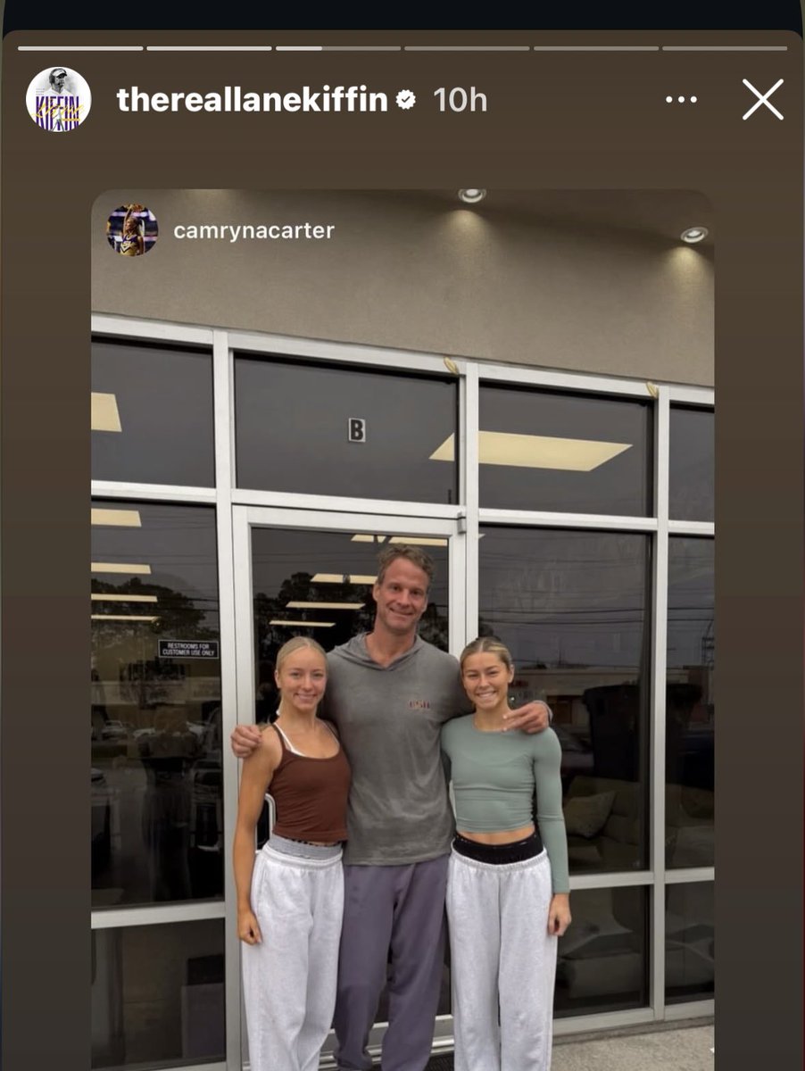 MondoBurger05's tweet photo. This dude is actually LETHAL #yoga https://t.co/tQ2NfdgbJ3