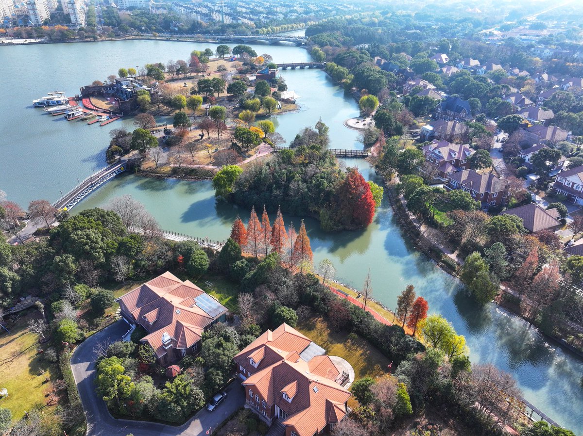 VisitSongjiang's tweet image. Good News!! #Songjiang's Thames Town has been officially named a Shanghai Municipal Tourism and Leisure District🥳
Since opening in 2006, it has combined residential #living, natural #landscapes, shopping, and leisure into one #community. With its #EuropeanStyle architecture,…