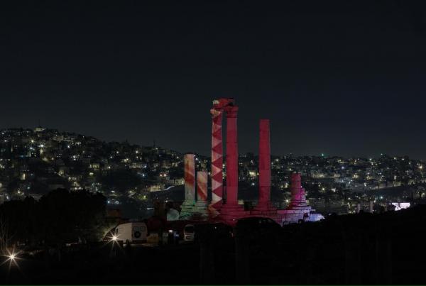 الأمانة تضيء أعمدة جبل القلعة بعلم دولة قطر 