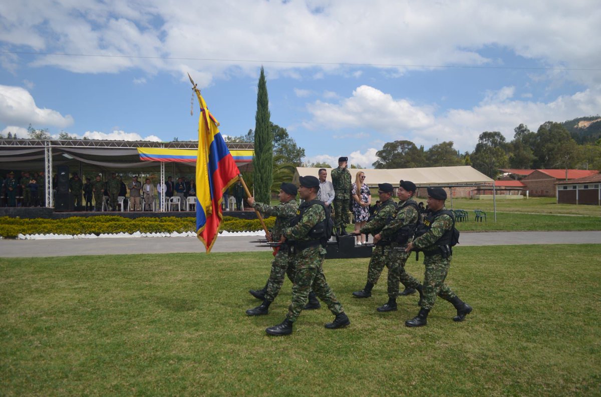 Ejercito_Div5's tweet photo. El mayor Giovanny Alejandro Franco Corredor, asumió como nuevo comandante del Gaula Militar Boyacá, reafirmando el compromiso del @COL_EJERCITO en la lucha contra la extorsión y el secuestro. Invitamos a denunciar a la línea gratuita 147.

#PrimeraBrigada #Boyacá #PatriaHonorLealtad