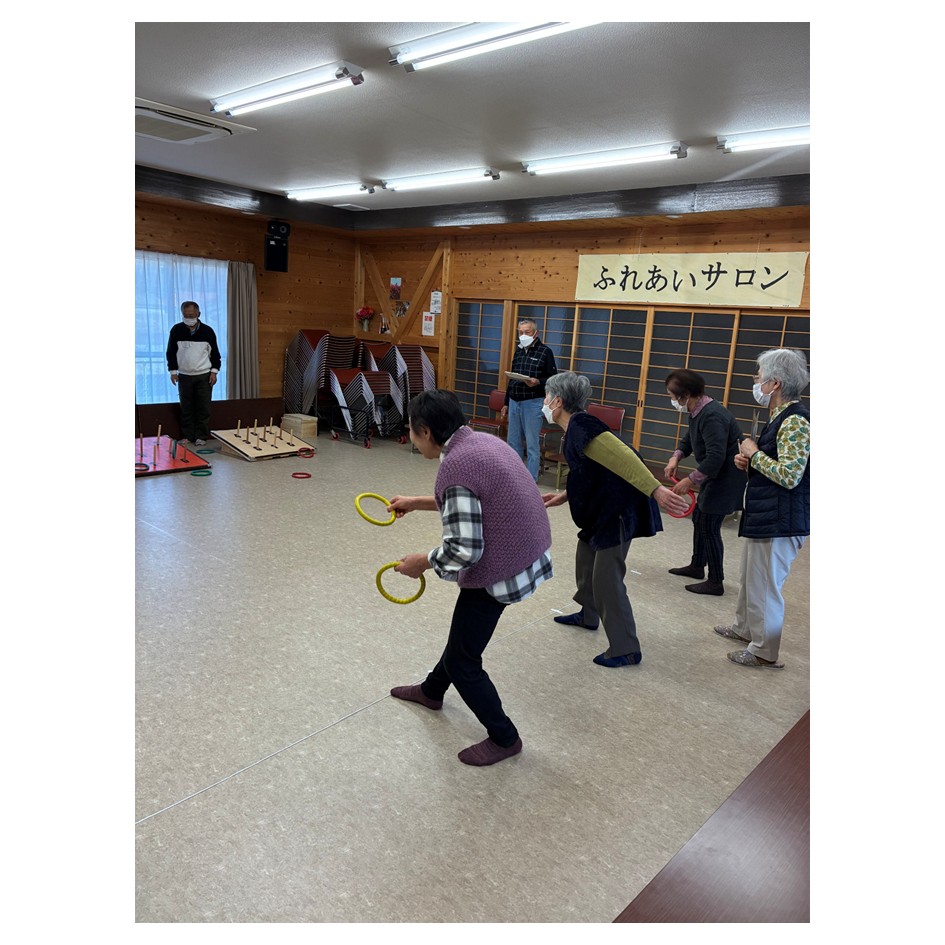 inabeshakyo's tweet photo. 東貝野老人クラブ白寿会主催のふれあいサロンを訪問しました。
白寿会では、毎月様々な内容でサロンを実施しています。
この日は『輪なげ大会』。輪なげの台と輪は、なんと！地域の方の手作り！
サロン開始後にコーヒータイム、また輪なげの合間にも休憩があり、自然とお話が弾む工夫がされていました https://t.co/o7NlbjZnK6