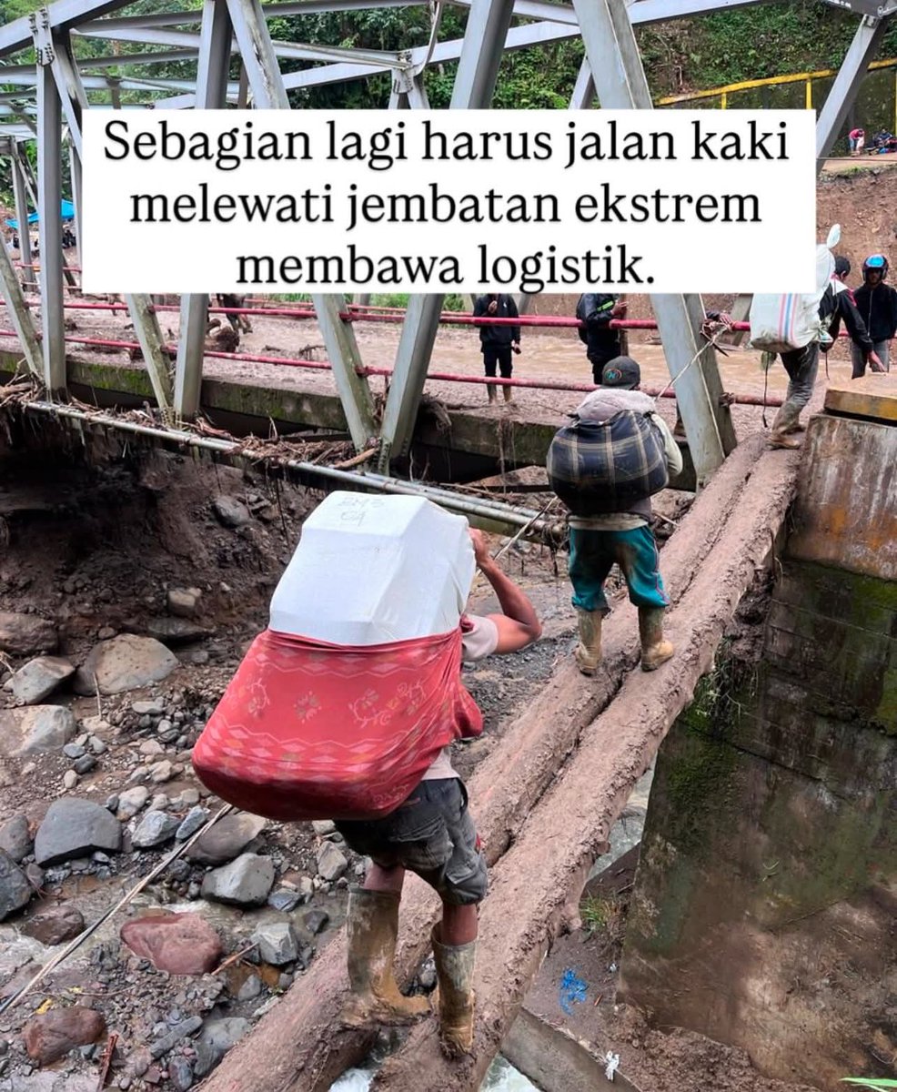 Para relawan yang terus berjuang, kadang mereka agak nakal sedikit dengan membahayakan diri demi mengantarkan makanan sebab hasrat hati yang sangat kuat untuk menolong ummat Nabi.

Saya titip pesan kepada yang membaca, tolong doakan semua relawan di garis depan ya..
