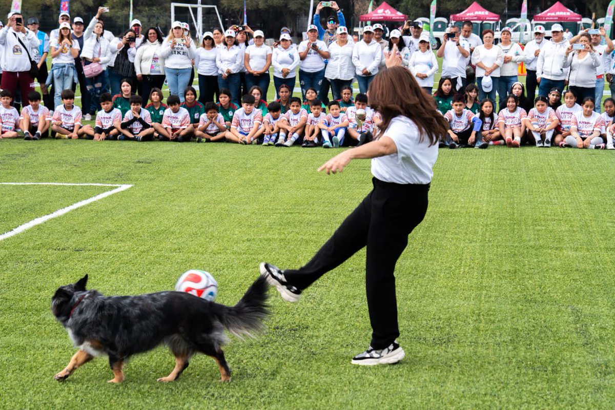 Con mucha alegría y rodeados de niñas y niños participantes en el Torneo #Ollamaliztli, acompañé a nuestra Jefa de Gobierno <a href="/ClaraBrugadaM/">Clara Brugada Molina</a> a la entrega de cuatro canchas renovadas en la Magdalena Mixihuca.

🥅⚽️Estos espacios y cientos más estarán listos para que todas y todos