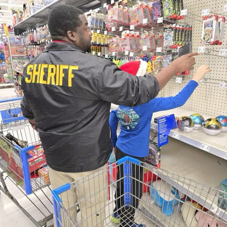 spcsdrattlers's tweet photo. Our very own SRO, Officer Hughes, had a busy day shopping with our students for Christmas goodies. Shoutout to Officer Hughes for always supporting our kiddos! #ShopWithACop https://t.co/qZVhBxi5id