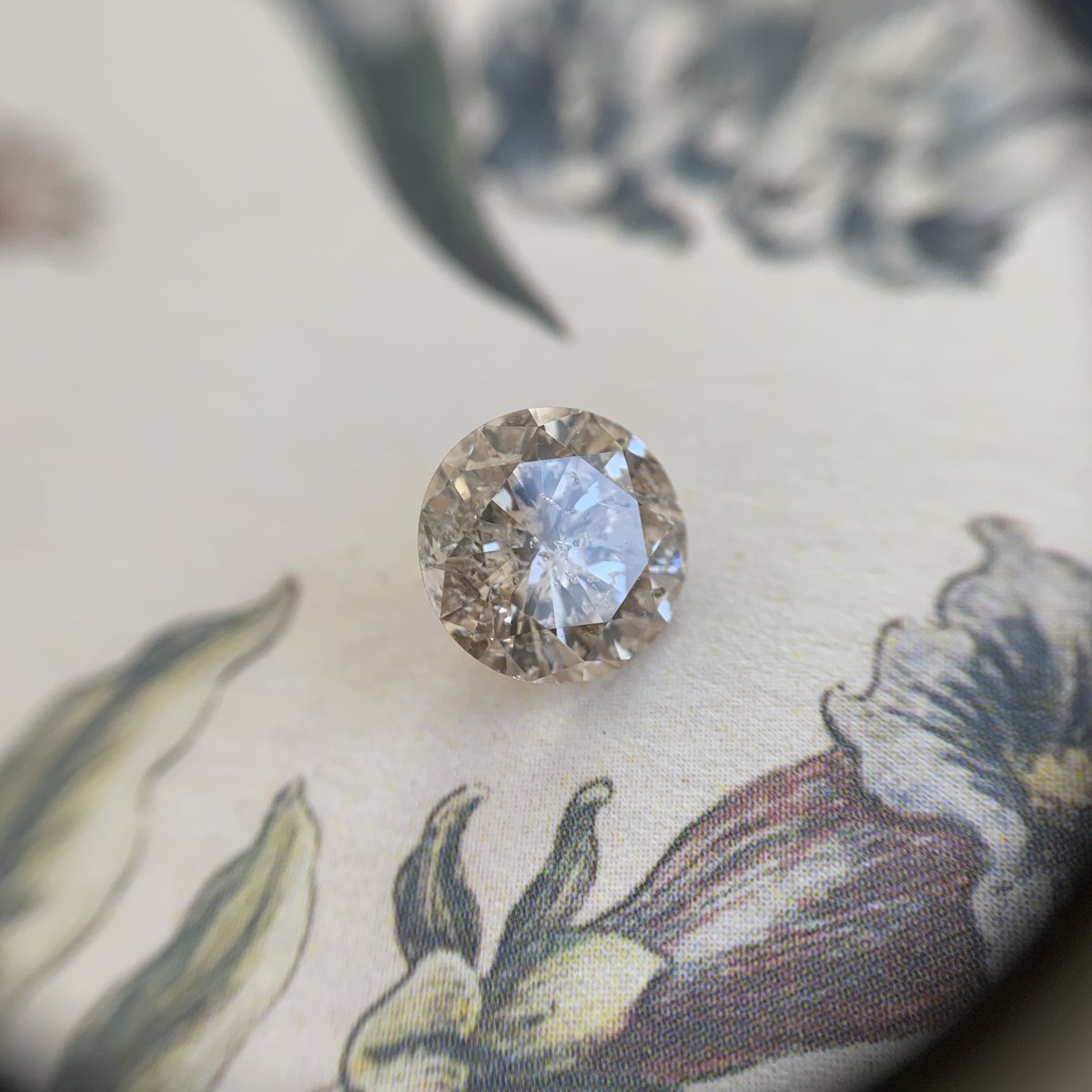 mak1k03's tweet photo. 東京ミネラルショーお迎え品③

グッドストーンさん@goodstone_tyo  1.5ct upダイヤ

土曜午前に行った時には1ct upは残り3個、元々数が少なかったとのこと

内包物はあるけれど、このサイズ感は夢すぎるのでお迎えしてみた🥰

これは眺めてるだけで癒される🥰
指乗せしがいがある✨✨ https://t.co/1i52yG9toD