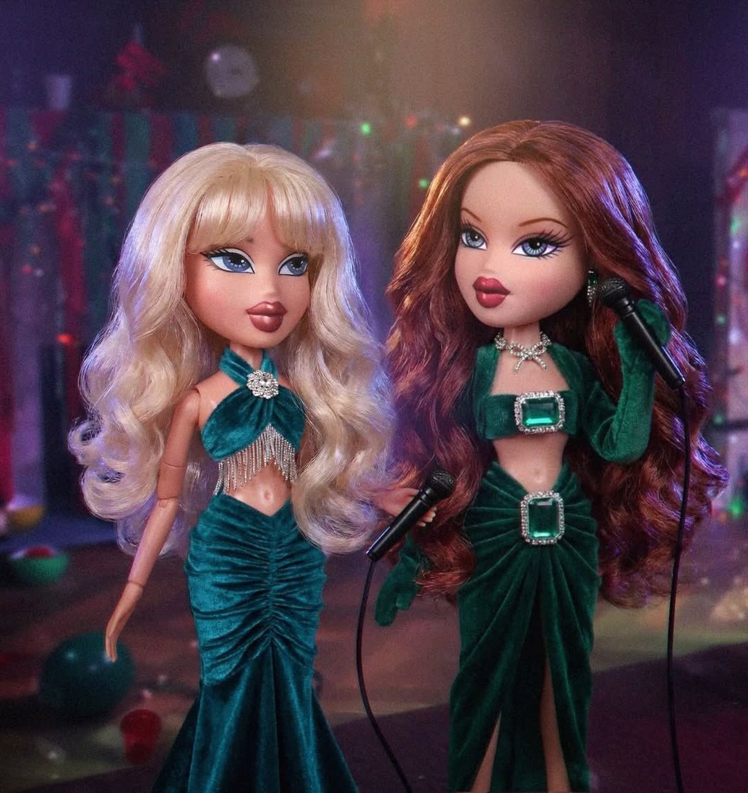 dailyroan's tweet image. bratz shared a doll recreation of chappell roan &amp;amp; sabrina carpenter’s iconic ‘a nonsense christmas’ looks!