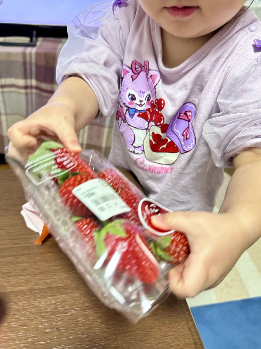 昨日はしんろくさんが晩ご飯を食べにいらしてくれて、娘はイチゴを、私