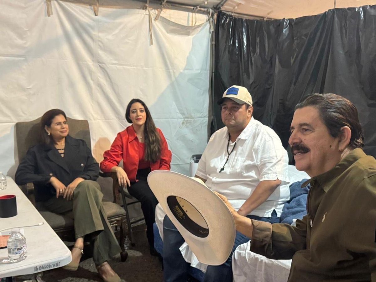 soymj17's tweet photo. Está como sad la villa navideña de Aldana este año 😂
De la cara de @JorgeAldanaB hablamos luego….
Mil millones de lempiras y la atracción es Ramona la perdedora, un maniquí de cirugías estéticas mal hechas y una chumpa juca… #QueEstafa
En fin… La guarida del horror … https://t.co/RHSV2ii8yf