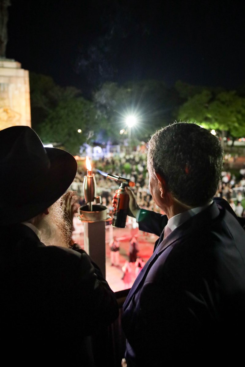 jorgemacri's tweet image. En el encendido de la cuarta vela de Janucá.

Janucá es memoria viva. Nos recuerda que en los momentos más difíciles, cuando todo parece apagarse, una pequeña llama puede llenarnos de esperanza y libertad. 

Hace apenas tres días, durante esta misma celebración, un atentado en…