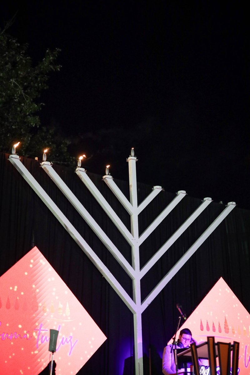 jorgemacri's tweet image. En el encendido de la cuarta vela de Janucá.

Janucá es memoria viva. Nos recuerda que en los momentos más difíciles, cuando todo parece apagarse, una pequeña llama puede llenarnos de esperanza y libertad. 

Hace apenas tres días, durante esta misma celebración, un atentado en…