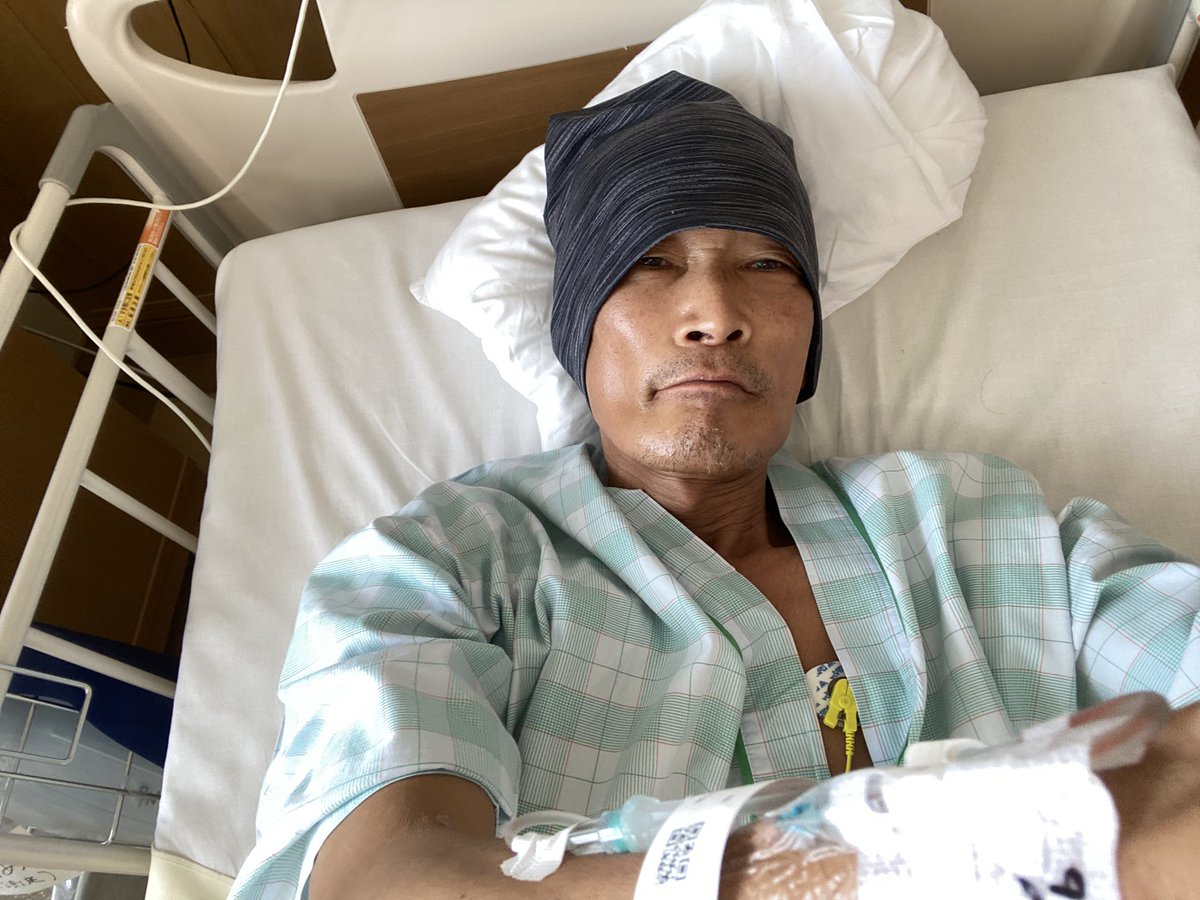 AkihiroSugita's tweet photo. 突然ですが報告です。

杉田あきひろ、12月15日深夜未明に病院に救急搬送されて緊急入院となっています。
病名はうっ血性心不全、それに伴う心筋梗塞の疑いがあるとの事で心臓カテーテル検査の為の入院です。

12月14日の厚生労働省さん主催の【依存症シンポジウム IN 大阪】のステージで歌った後、→ https://t.co/NNXj1wBRGT