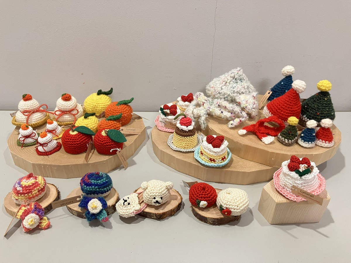 tsugarukokeshi's tweet photo. 東京豊島区 池袋東武百貨店「日本の職人展」
2025年12/24(水)～12/27日(土)
※作品販売27日迄
※ ゲスト工人在店は12/24(水)、12/25(木)10時～16時頃まで

🎩販売作品のご紹介
リンクステイルさんのこけし用帽子や羊毛フェルトこけし！
🎄🎂季節ものや、もこもこ帽子♪マフラー付き帽子、フルーツ等♪ https://t.co/zqpU8wjPqf