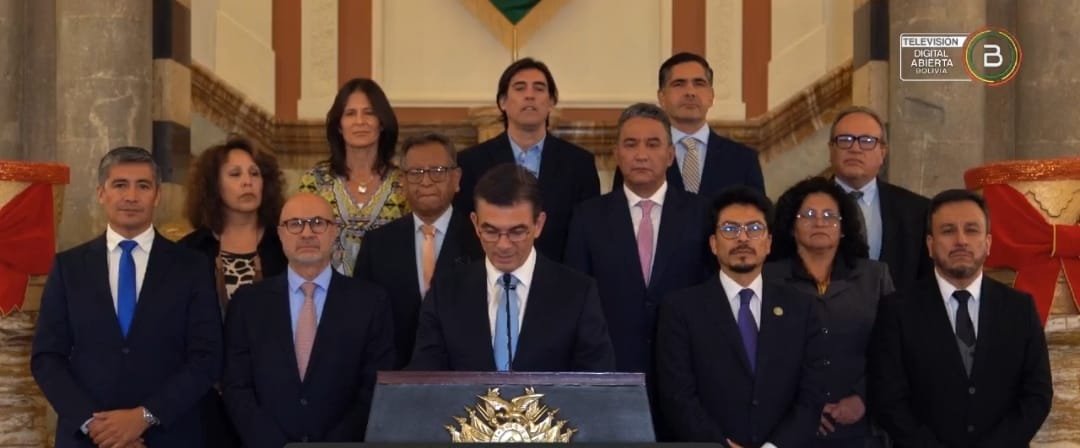 #URGENTE Junto a su gabinete, el presidente Rodrigo Paz anuncia un salario mínimo nacional de Bs 3.300, vigente desde el 2 de enero de 2026, y el incremento de la Renta Dignidad a Bs 500. El Bono Juancito Pinto será de Bs 300. Adelanta nuevos precios para los hidrocarburos.