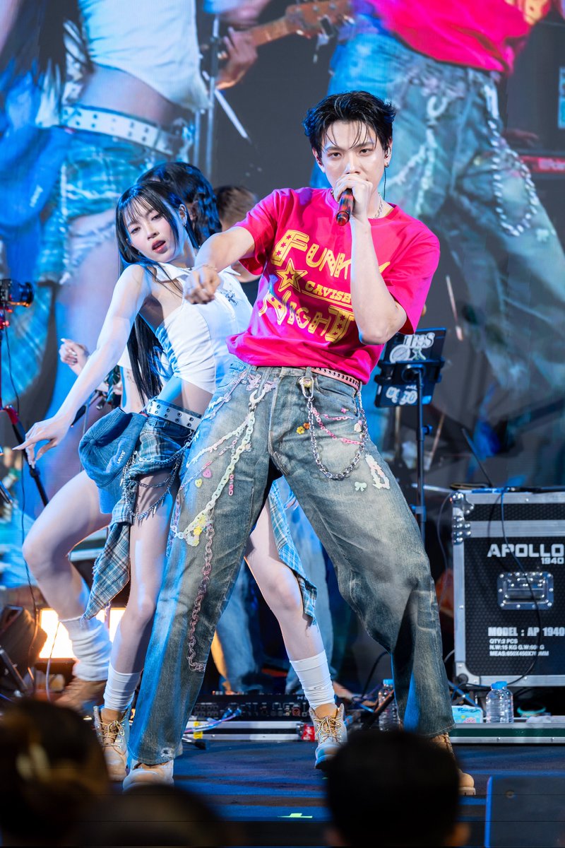 Hello_asian's tweet photo. “ต้าห์อู๋-PERSES” นำทัพ Make a มิตร ฟิน ครบจบในงานเดียว!
รวมภาพความสนุก ในงาน “มิตรTime at Samyan Mitrtown”
#MitrTime #มิตรTime #AmarinTV #SamyanMitrtown #DAOU #PERSES #RARI #MitrtimeatSamyanMitrtown #DECSU #SU #Craft #ArtDesign #shop #RandomDance #บางกอกระบ่ำสุ่ม #Siren #AgainBand #Penmanship
ผ่านไปแล้วสำหรับงาน “มิตรTime” ที่จัดขึ้นเป็นครั้งแรก ณ สามย่านมิตรทาวน์ เมื่อวันที่ 13-14 ธันวาคม ที่ผ่านมา ซ��่งบรรยากาศภายในงานเต็มไปด้วยความสนุก 2 วันเต็มๆ ตั้งแต่ 10 โมงจนถึง 4 ทุ่ม ฟรีแบบไม่มีโดยไม่มีค่าใช้จ่าย โดยภายในงานมีกิจกรรมบูธต่างๆ จากผู้สนับสนุนใจดีให้ร่วมสนุก นอกจากนี้ยังมีงาน��ราฟต์จากคณะมัณฑนศิลป์ ม.ศิลปากร มาให้ช็อปแบบไม่มีพักกันทีเดียว
พาร์ตเอนเตอร์เทน งานนี้ก็เอาใจวัยรุ่นที่รักเสียงดนตรีด้วยโชว์จากน้องๆ วงดนตรีจากสยาม ไม่ว่าจะเป็นวง Siren, AGAIN, Penmanship และยังเอาใจสายแดนซ์ด้วย Random Dance Crew ที่มาสร้างสีสันให้คนในงานได้สนุกกันเต็มที ก่อนจะปิดท้ายด้วยมินิคอนเสิร์ตของเหล่าศิลปินสุดฮอต ทั้ง “PERSES,ต้าห์อู๋ พิทยา” และ “RARI” ที่ขนเพลงฮิต เพลงมันส์มา���ห้แฟนๆ ได้ฟินกันแบบเต็มอิ่ม
ครั้งต่อไป “มิตรTime at Samyan Mitrtown” จะจัดขึ้นให้ได้มาสนุกกันอีกเมื่อไหร่ ฝากติดตามกันได้ที่โซเชียลมีเดีย Mitrtime ทุกช่องทาง…