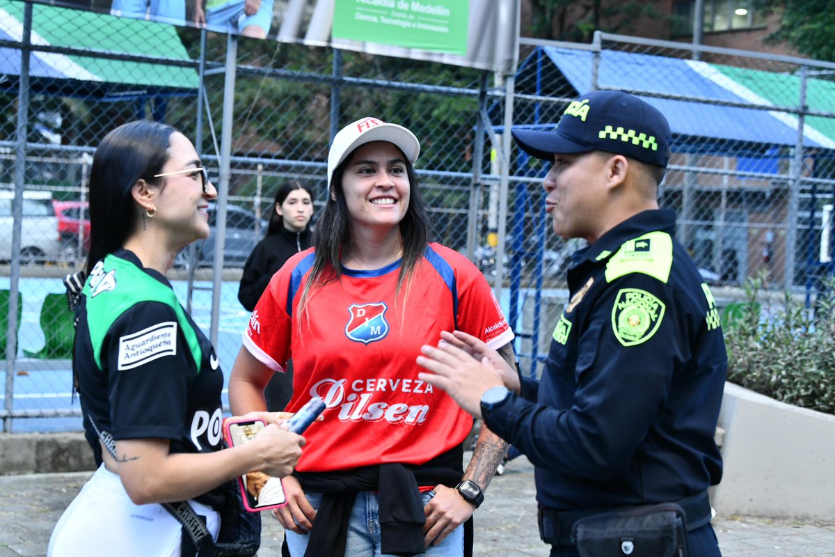 PoliciaMedellin's tweet photo. #FinalEnPaz
Que la alegría de la final no nos haga olvidar que, después de los 90 minutos, continúa toda una vida.
Sé tolerante, respetuoso y vive la fiesta del #FútbolEnPaz.
#Seguridad https://t.co/5oGyWzMOo4