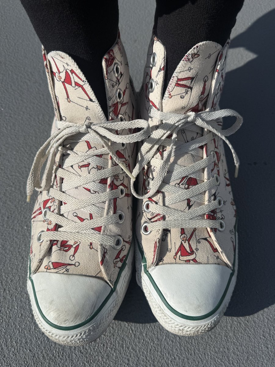 クリスマスまで1週間ってことで、サンタがスキーしてるコンバースを1年