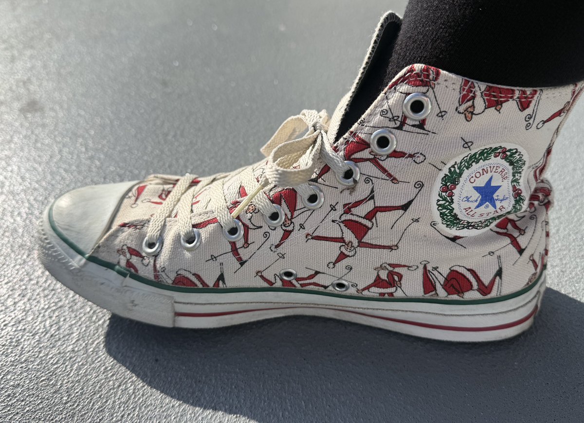 クリスマスまで1週間ってことで、サンタがスキーしてるコンバースを1年