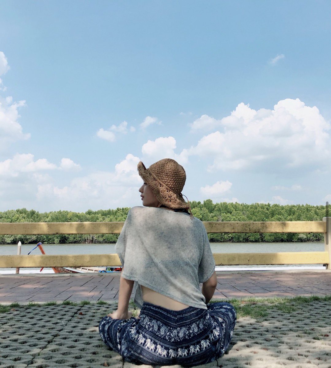 shoothearts's tweet photo. 은딘 여행가서 그 나라와 어울리는 착장 입는거 좋음 ㅋㅋㅋ https://t.co/MUyHGbFA30