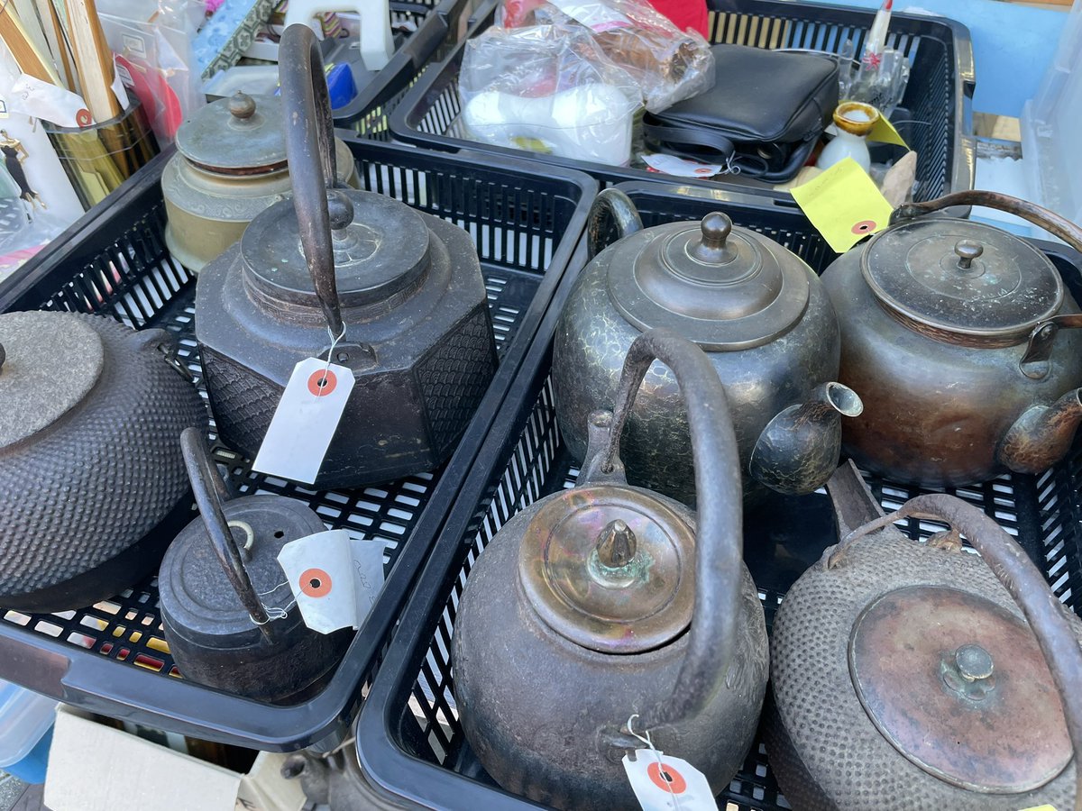 #昭和レトロ が流行ってるって？

そんな流行りに司書房は何十年も前からのっているのに今日も店は静かだ😏

昭和・大正・明治は当たり前、
気分がいい日は江戸（紙）も出ます。
棚をめくるたびに時代が前後する古本屋📚

下赤塚の司書房
「ちょっと覗くつもり」が一番危険。
本日も20時まで営業中。