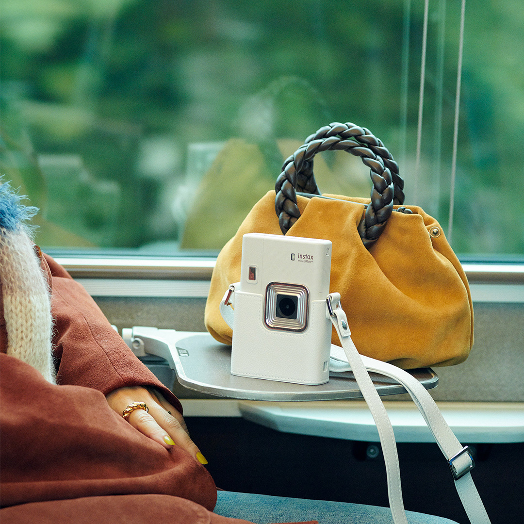 チェキ”の最新モデル「instax mini LiPlay+™」が登場。デジタル技術を