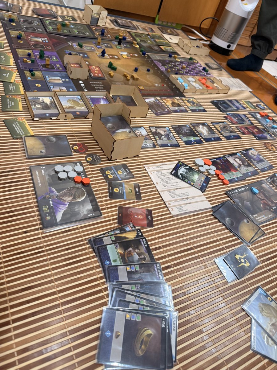 假日偷偷桌i 
起義卡套還沒裝完
先玩之前的沙丘～
下次再來開起義😤
#飢渴難耐 #想桌i