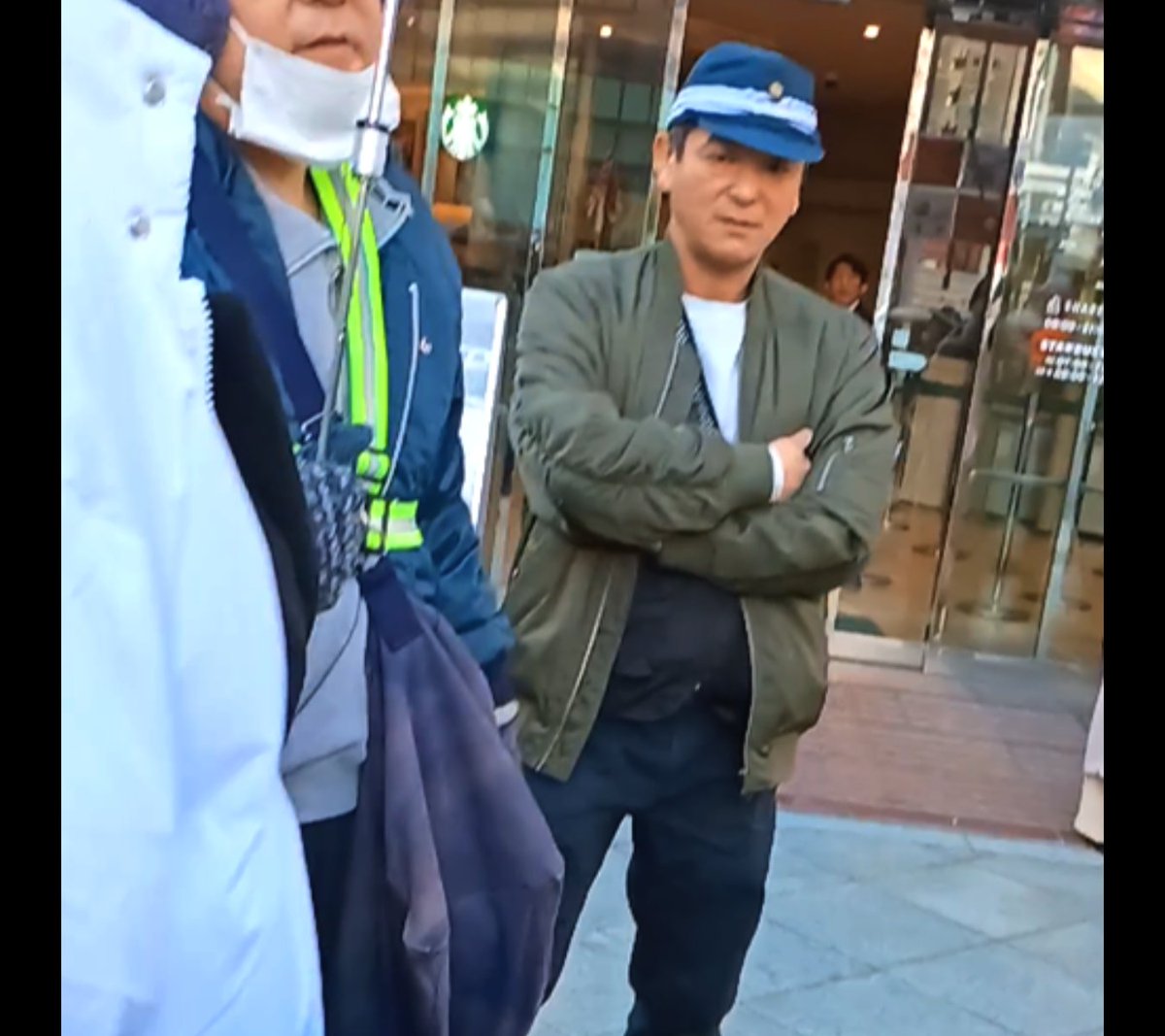 kutsuzawa55's tweet image. 拡散希望です【しばき隊の暴行を警察が“傍観”】
現場に警察官はいた。暴行されても「見ているだけ」だった！
■くつざわが暴行されている間
警察官1人目：動画0:40、0:56、1:03〜1:07、1:16 に登場
警察官2人目：1:15 に確認
一切制止せず助けようともしない。これが「日本の警察」の実態ですか？…