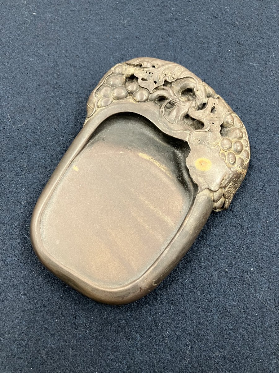 今日は植物がデザインされた硯を載せてみました 彫刻の巧さを見て