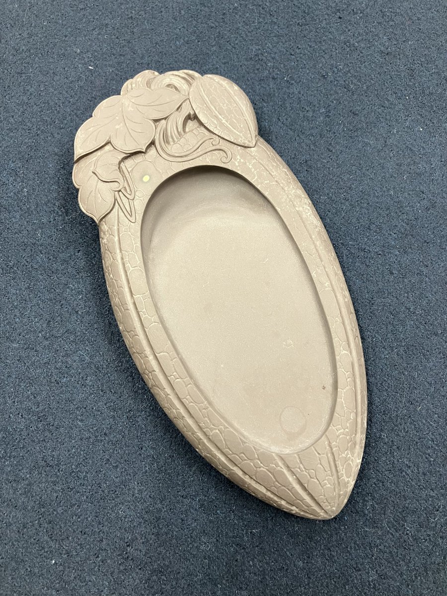 今日は植物がデザインされた硯を載せてみました 彫刻の巧さを見て