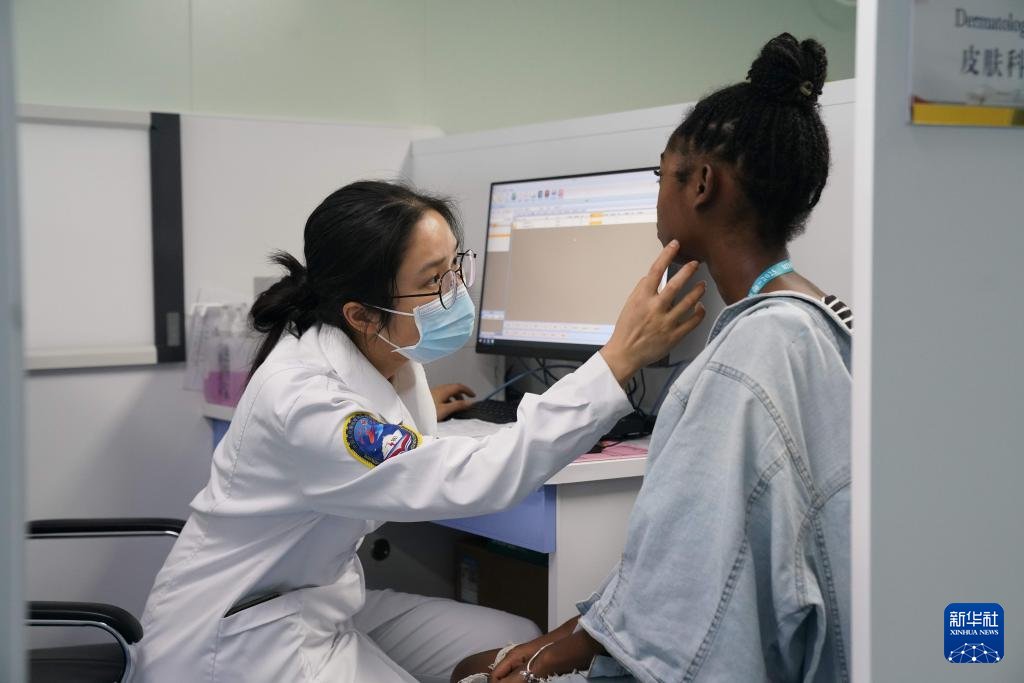 PDChinese's tweet image. 【中國海軍“絲路方舟”號醫院船完成對牙買加醫療服務啟程前往巴巴多斯】日前，執行“和諧使命-2025”任務的中國海軍“絲路方舟”號醫院船圓滿結束在牙買加為期12天的友好訪問和醫療服務，駛離牙買加法爾茅斯港，前往巴巴多斯執行後續任務。“絲路方舟”號醫院船於當地時間12月4日抵達牙買加後，先後停靠蒙特哥…