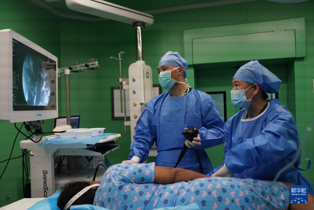 PDChinese's tweet image. 【中國海軍“絲路方舟”號醫院船完成對牙買加醫療服務啟程前往巴巴多斯】日前，執行“和諧使命-2025”任務的中國海軍“絲路方舟”號醫院船圓滿結束在牙買加為期12天的友好訪問和醫療服務，駛離牙買加法爾茅斯港，前往巴巴多斯執行後續任務。“絲路方舟”號醫院船於當地時間12月4日抵達牙買加後，先後停靠蒙特哥…