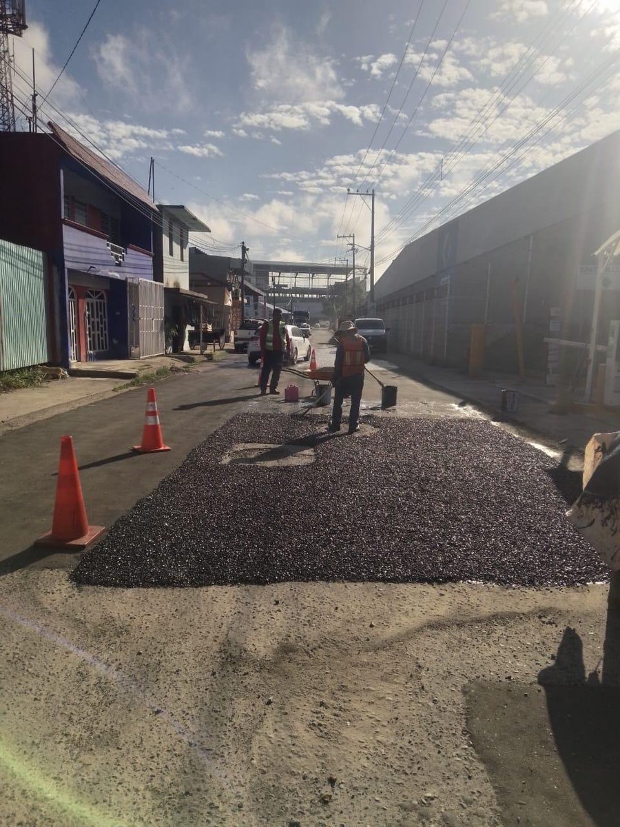 🚧✅ #TrabajamosParaTi
Este miércoles continuamos fortaleciendo la movilidad y la seguridad vial en distintas zonas del municipio de Centro, mediante acciones de pavimentación, rehabilitación de calles, limpieza y mejoramiento urbano, para brindar mejores condiciones de tránsito