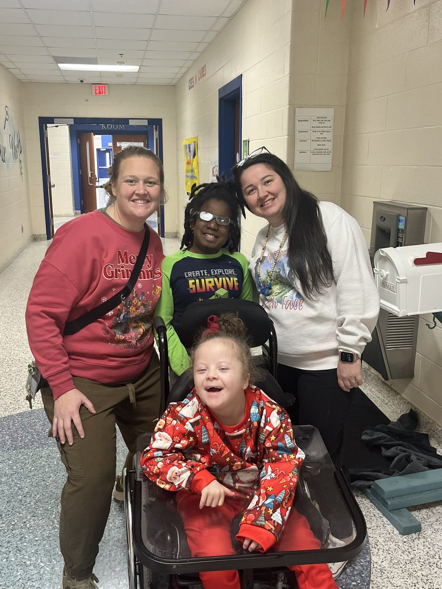 MrsKsheets's tweet photo. Grinch Day made our hearts grow today! @ceesjackets @LCSJackets @nakiahardy @leighjones23 @BruceCarrollEDU https://t.co/KCR08VNjc9