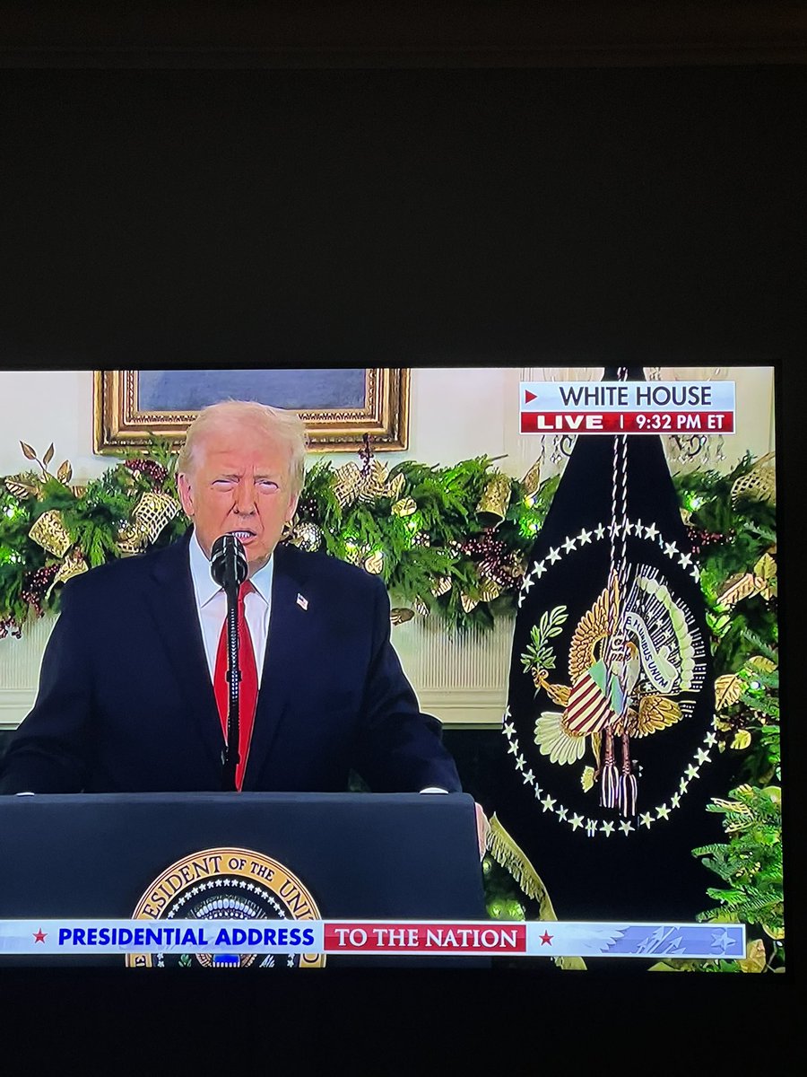 olemisschick28's tweet photo. According to @FoxNews the White House is 30 minutes ahead of the east coast. https://t.co/yn7kmhtnnL