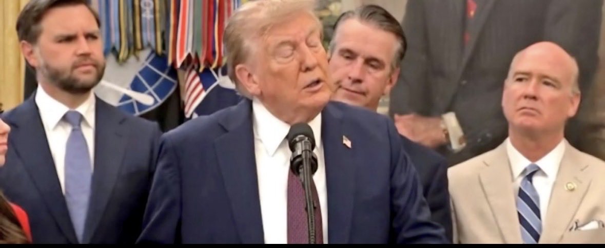 TRTalksReal's tweet image. 🚨🇺🇸 $Trump taps Kevin Warsh &amp;amp; Kevin
Hassett as top contenders to replace Jerome #Powell at the @federalreserve
Markets smell a policy pivot.
Lower rates.
More liquidity.
Bullish for risk #assets. Bullish for $crypto 🔥