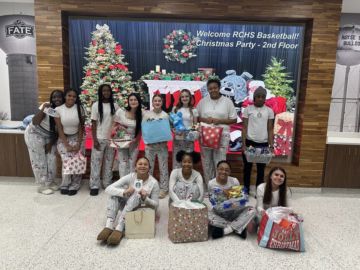 RoyseCityGBB's tweet image. Sleighin’ it on and off the court 🎅🏼 🎄 🏀 

Had a great time with @RoyseCityBoysBB tonight at our 2nd Annual Ugly Sweater Christmas Party!

Great food. ✅ 
Great friends. ✅ 
Great gifts. ✅ 
Great memories. ✅ 

#family #oneRC #everythingmatters #BTR